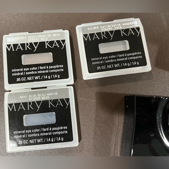 MaryKay Mini COMPACT (5) & medium (1) Unfilled Bundle + bonus makeup - Picture 7 of 10